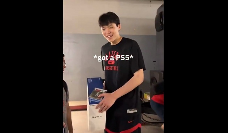 殳海:杨瀚森的PS5是2K官方送的 业余生活打游戏算非常健康的爱好