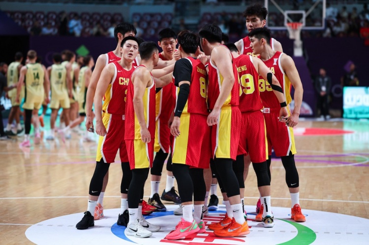 媒体人:说实话,中国篮球确实比中国足球争气,足球何日出头啊!