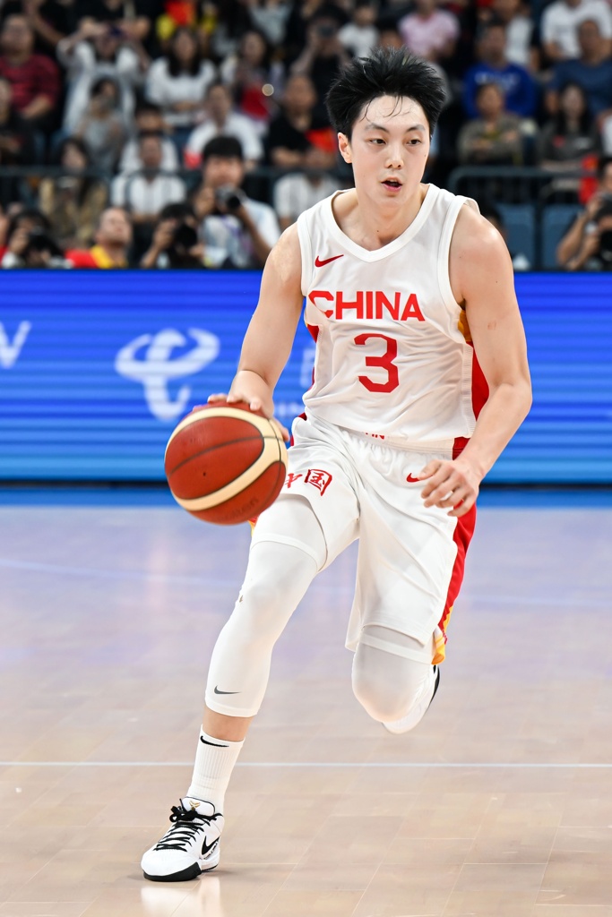 媒体人:胡明轩的全能性让他成为郭士强信任的球员 他的位置稳固