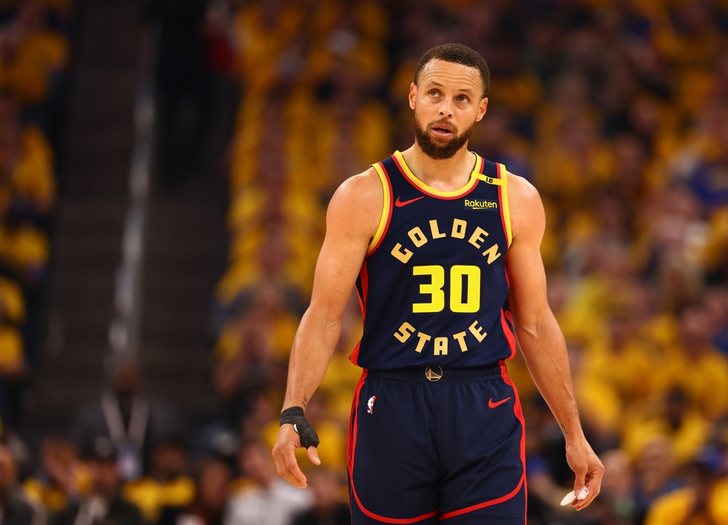 张佳玮:库里开启了三分时代 他影响NBA球队在10年间三分出手翻倍